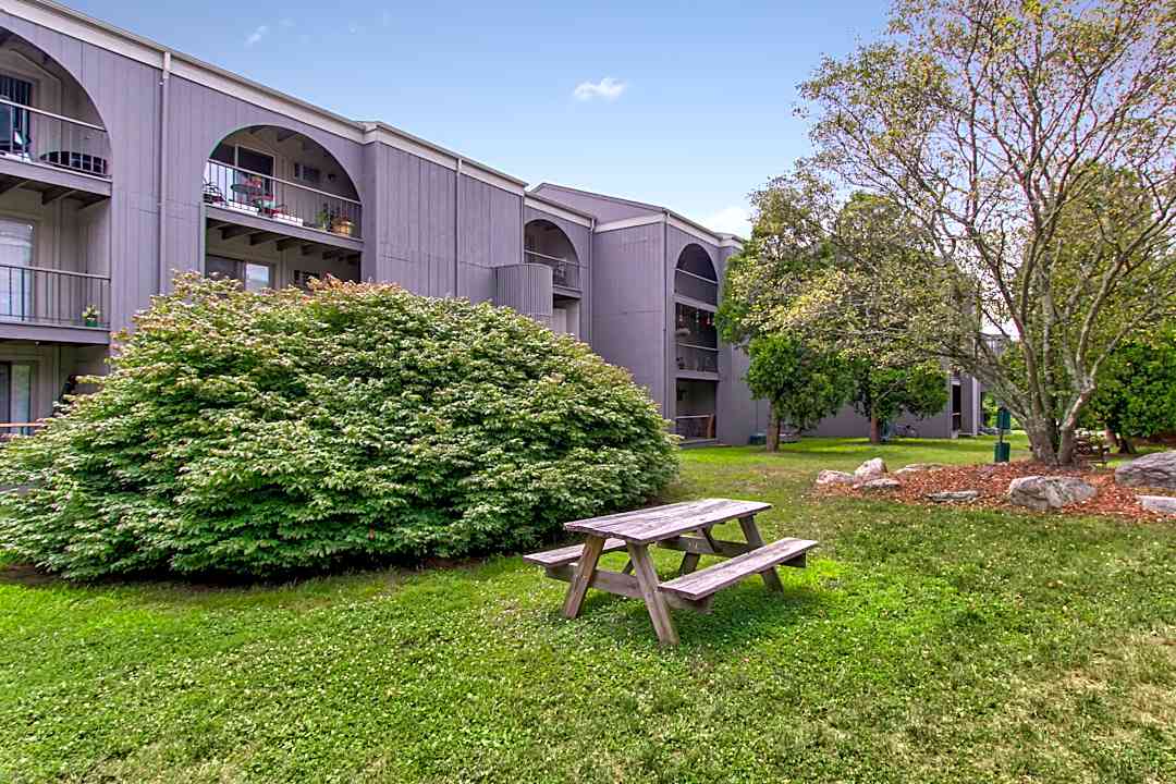 Phoenix Apartments 355 Long Hill Rd Groton Ct Apartments For Rent Rent Com