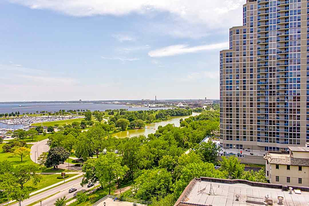 Lake Crest Apartments 1732 N Prospect Ave Milwaukee Wi Apartments For Rent Rent Com