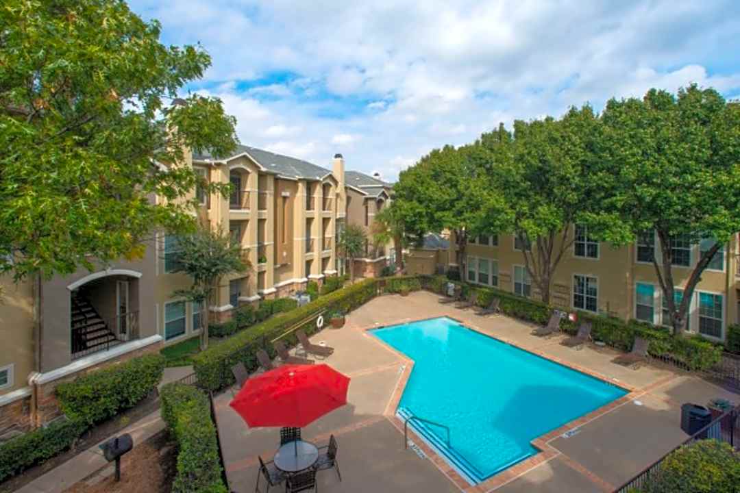Palencia Apartments 17817 Coit Rd Dallas Tx Apartments For Rent Rent Com