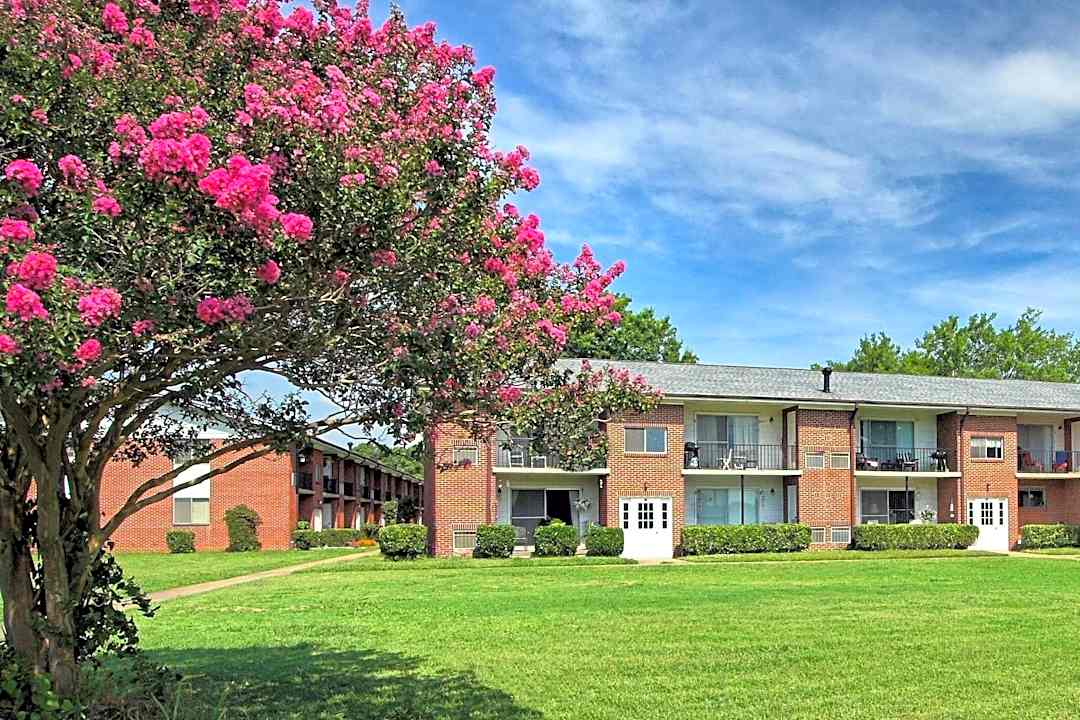 Country Club Apartments 115 Tide Mill Ln Hampton Va Apartments For Rent Rent Com