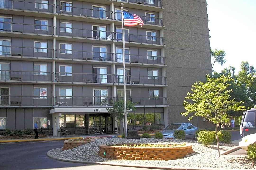 Riverwoods Apartments - 300 East River St | Kankakee, IL Apartments for  Rent | Rent.