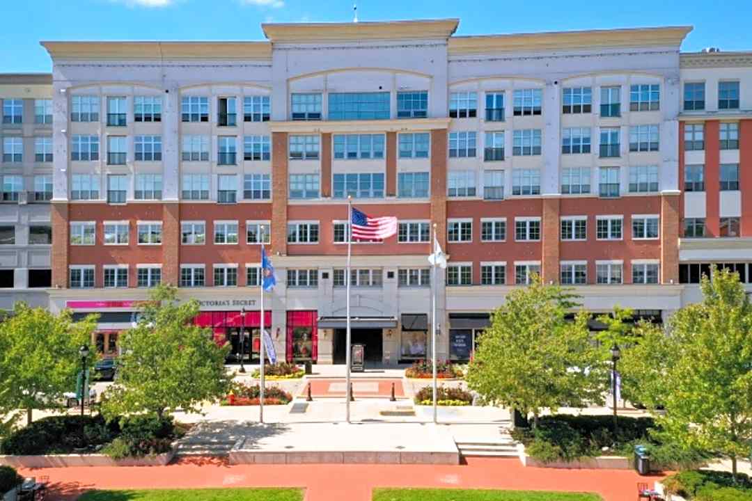 Bayshore Place Apartments 500 W Silver Spring Drive Milwaukee Wi Apartments For Rent Rent Com