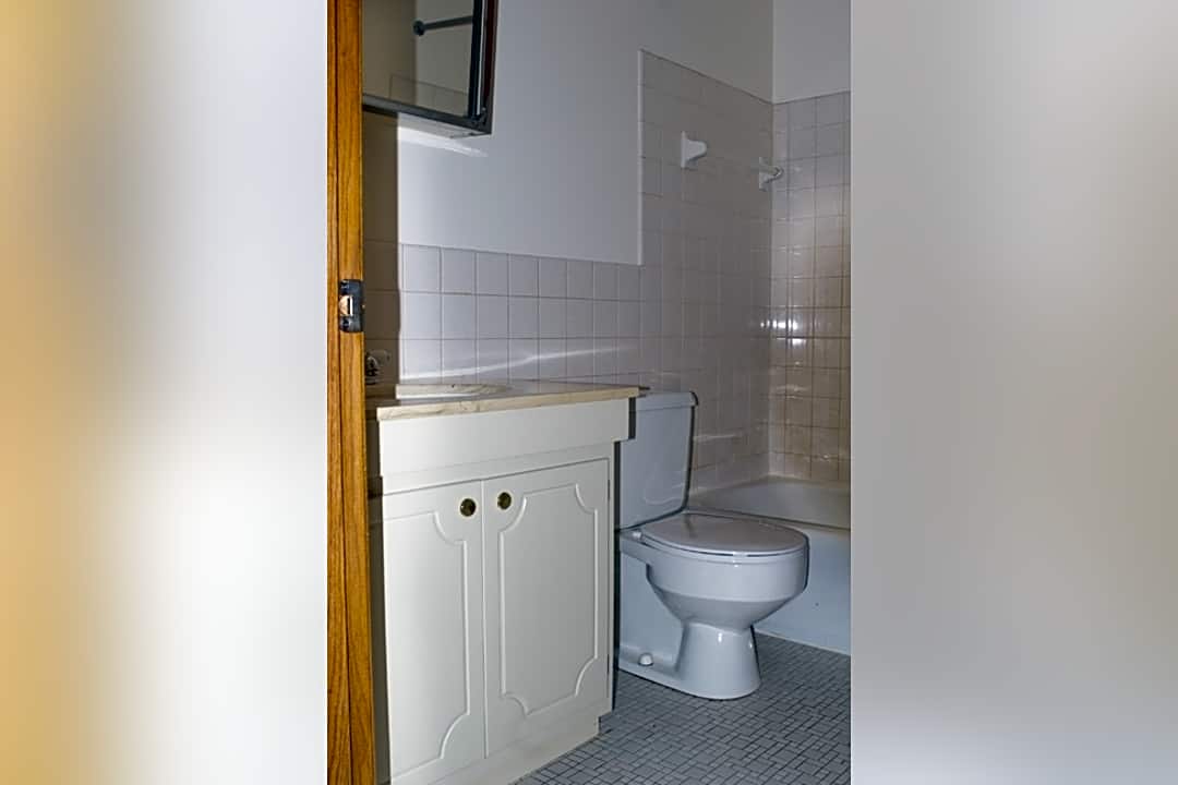 Cambridge Court Apartments 5800 42nd Ave N Minneapolis Mn Apartments For Rent Rent Com