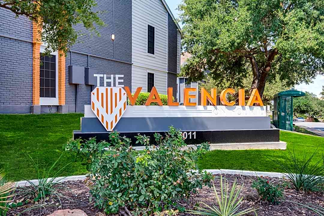 The Valencia On Four 10 5111 Glen Ridge San Antonio Tx Apartments For Rent Rent Com