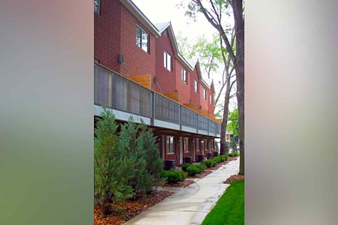 Amber Square Townhomes 501 535 South Crooks Road Clawson Mi Apartments For Rent Rent Com