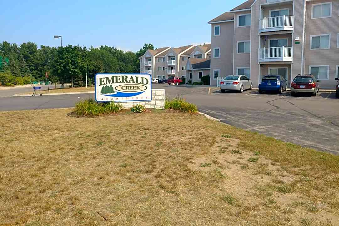 Emerald Creek Apartments - 2516 Crossing Cir Traverse City Mi Apartments For Rent Rentcom
