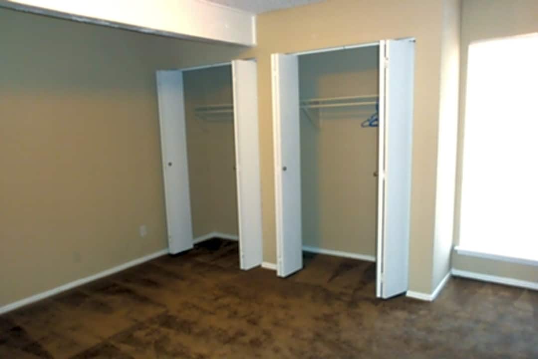 Amesbury Townhomes Apartments 5020 Amesbury Dr Dallas Tx Apartments For Rent Rent Com