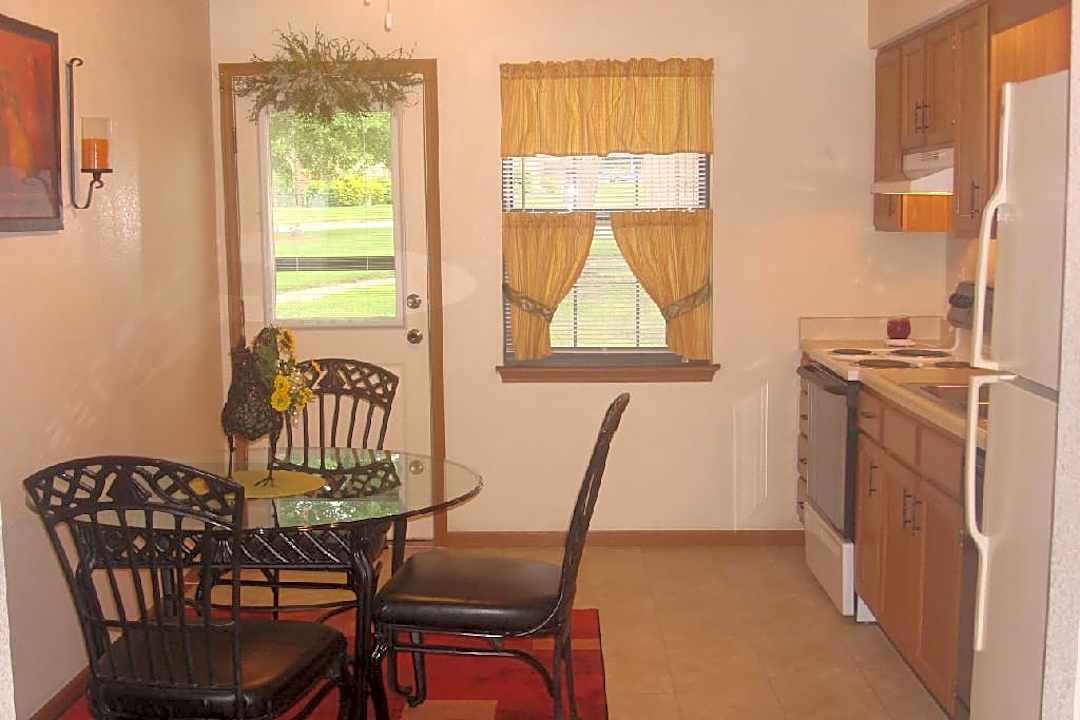 Sunnyside Garden Apartments Duplexes 806 Sunnyside School Road Blue Springs Mo Apartments For Rent Rent Com