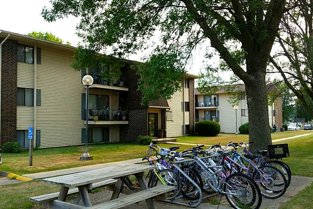 Easton Village Apartments - 1009 E 1st Ave Indianola Ia Apartments For Rent Rentcom