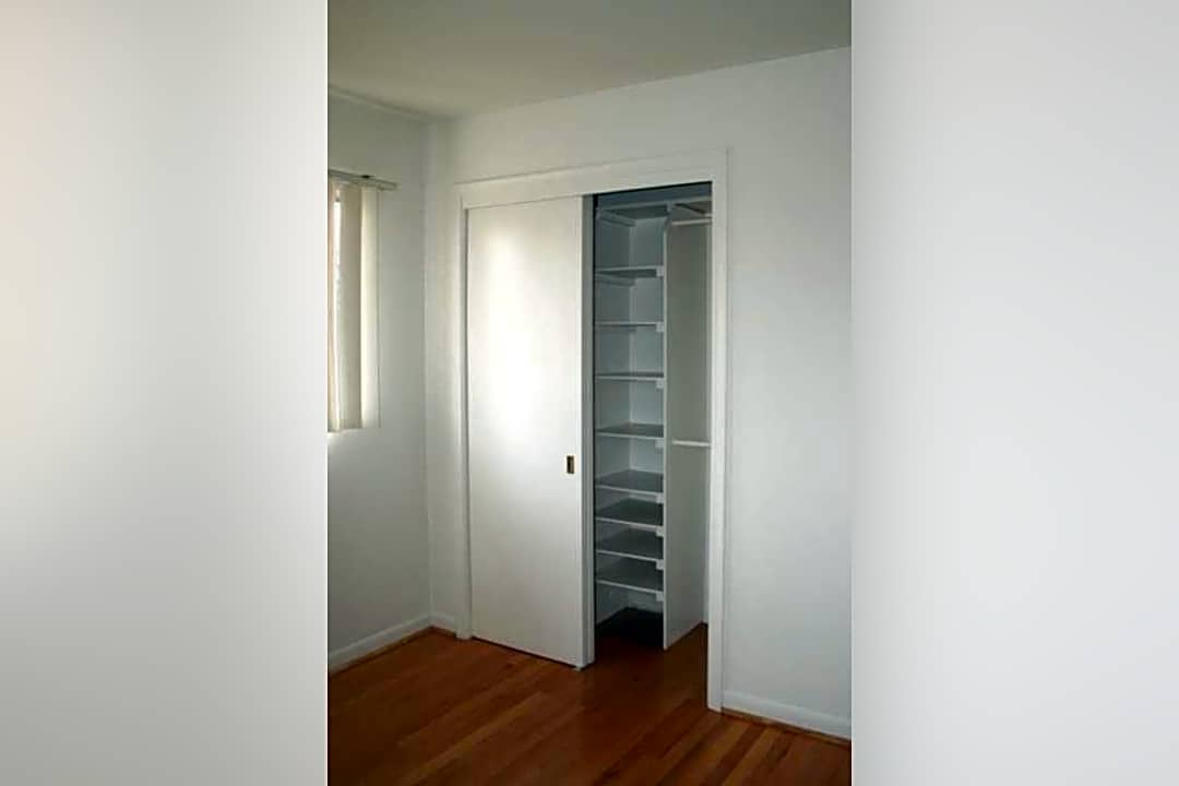 Amber Court Apartments 3105 Coolidge Hwy Royal Oak Mi Apartments For Rent Rent Com