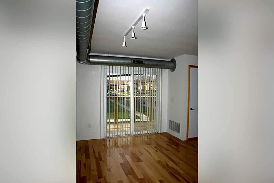 Amber Corners Apartments And Lofts 1825 Parmenter Blvd Royal Oak Mi Apartments For Rent Rent Com