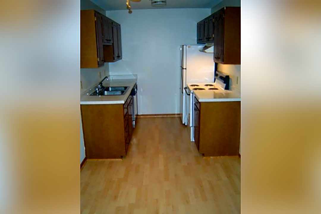 Cambridge Court Apartments 5800 42nd Ave N Minneapolis Mn Apartments For Rent Rent Com