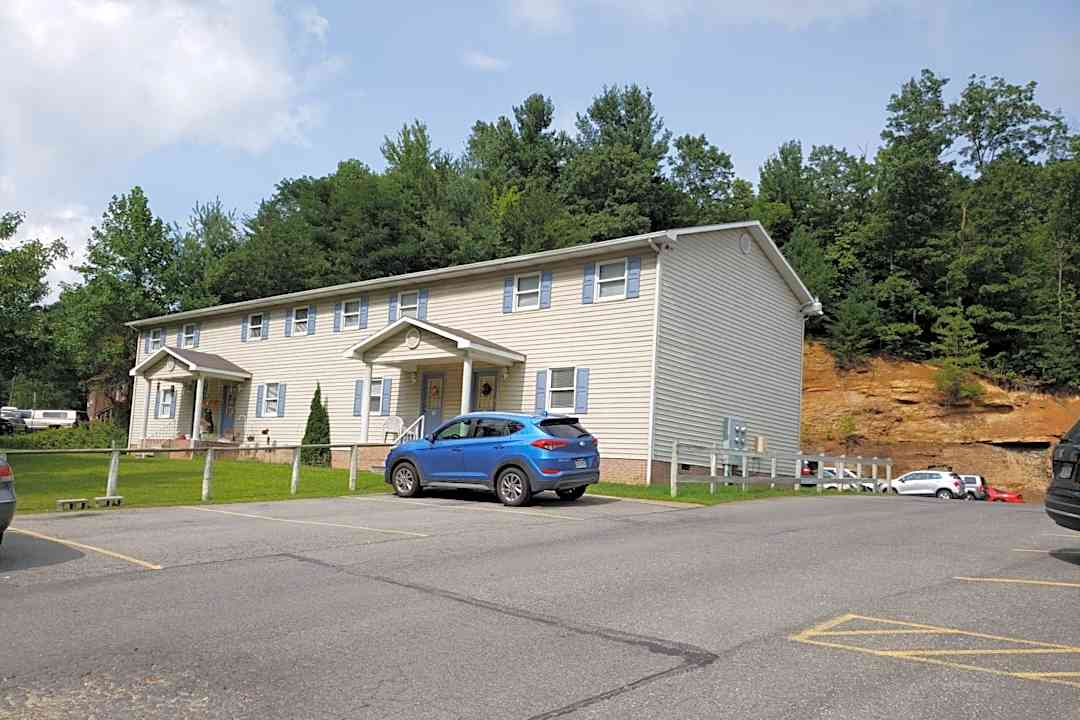 Bay Manor Apartments 5738 Robert C Byrd Dr Mount Hope Wv Apartments For Rent Rent Com