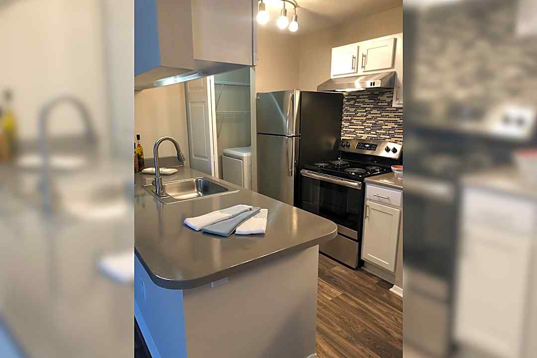 Arbor Ridge On West Friendly 7 Woodstream Ln Greensboro Nc Apartments For Rent Rent Com