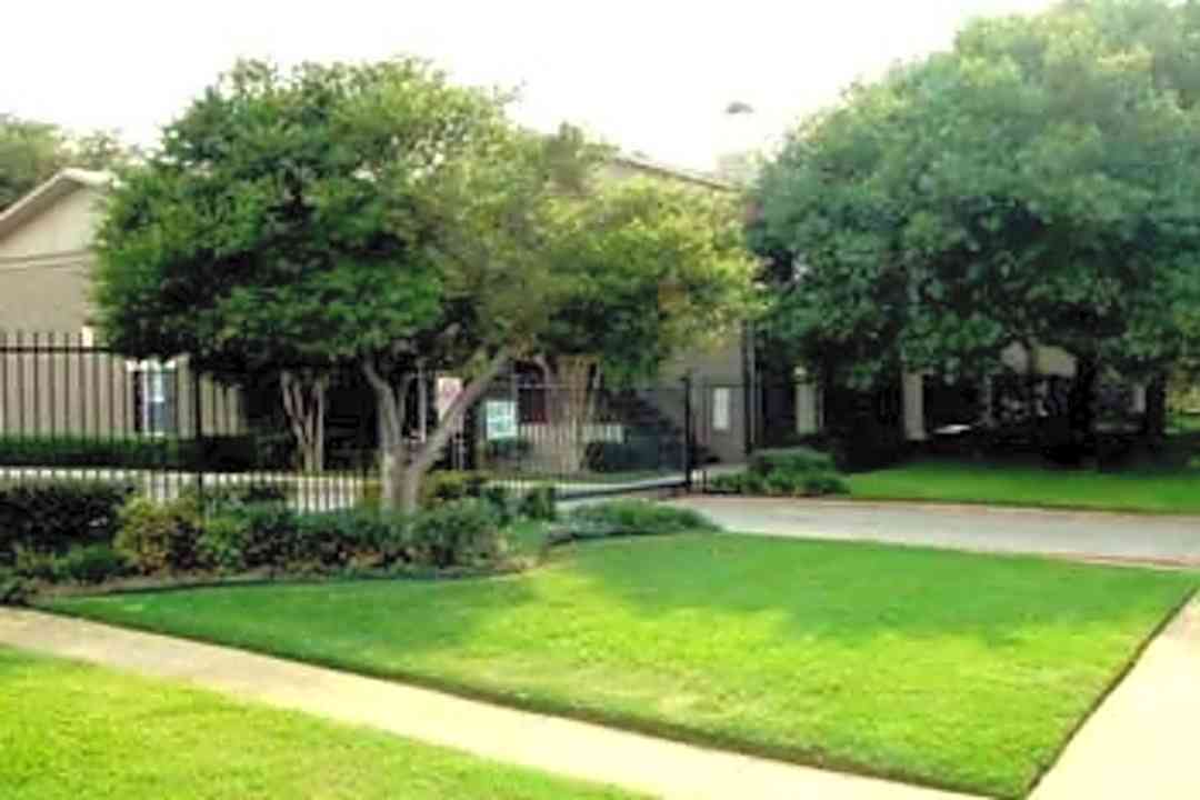 Amherst Oaks 3740 High Vista Drive Dallas Tx Apartments For Rent Rent Com