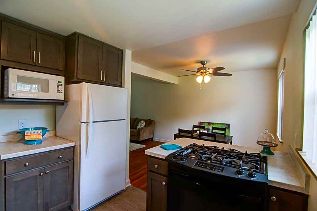Amber Square Apartments And Townhomes 1026 Downer Ave Lansing Mi Apartments For Rent Rent Com