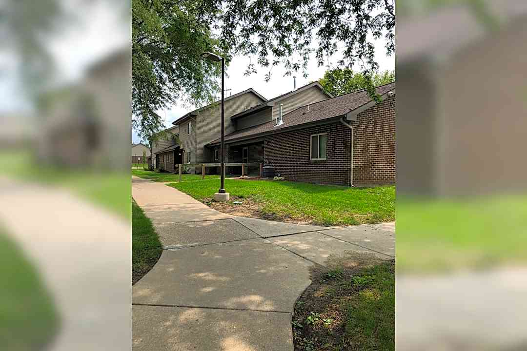 Maple Village Apartments 1221 S Main St Adrian Mi Apartments For Rent Rent Com