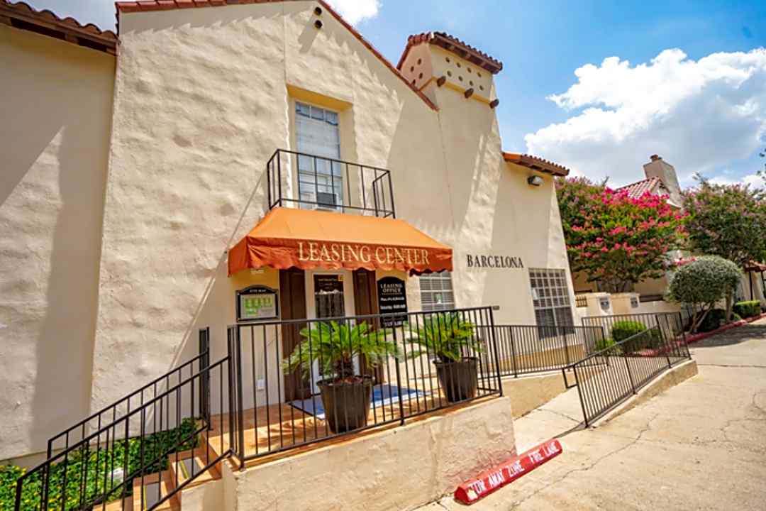 Barcelona Apartments 6434 Ella Lee Ln Houston Tx Apartments For Rent Rent Com