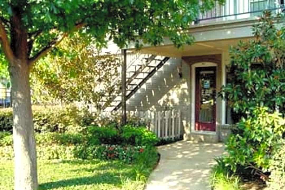 Amherst Oaks 3740 High Vista Drive Dallas Tx Apartments For Rent Rent Com