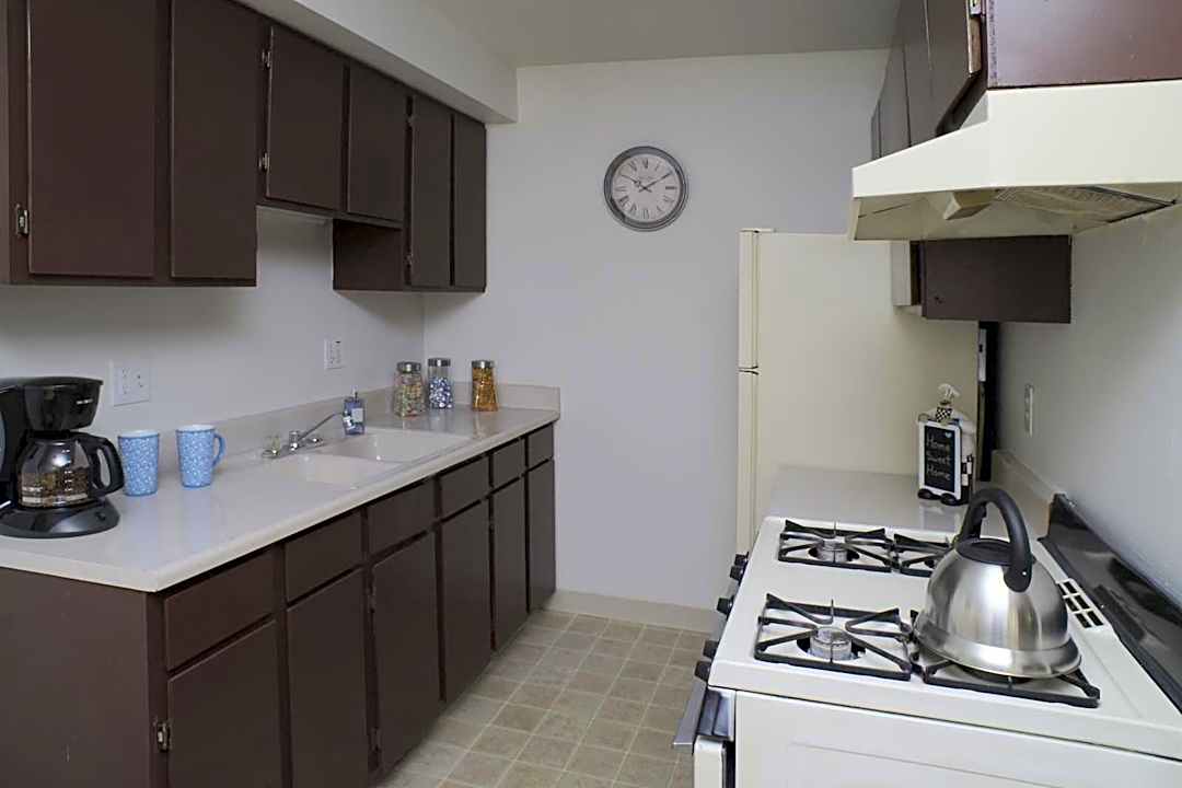 Alpine Village 4307 Duke St Kalamazoo Mi Apartments For Rent Rent Com