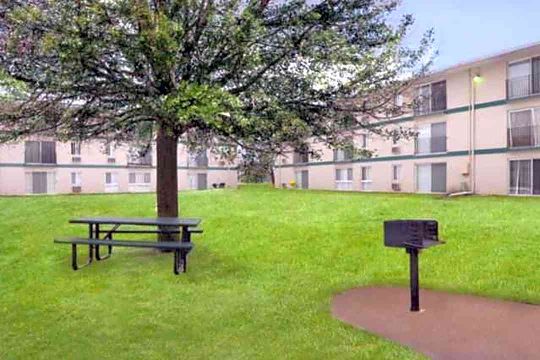 amber manor 807 ridge dr dekalb il apartments for rent rent com