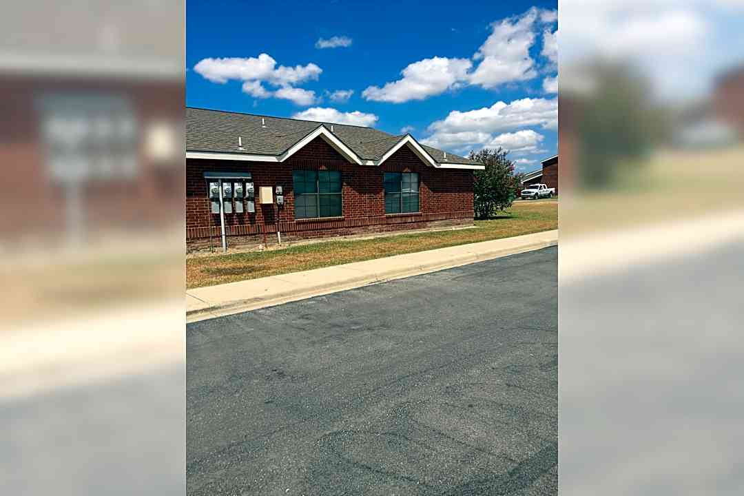 Sunset Garden Apartments - 2999 Lindburgh Cir Eagle Pass Tx Apartments For Rent Rentcom