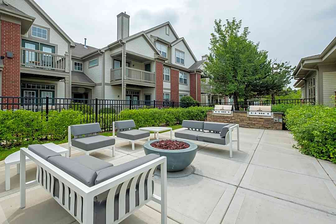 The Aventine At Oakhurst North 2800 Amli Ct Aurora Il Apartments For Rent Rent Com