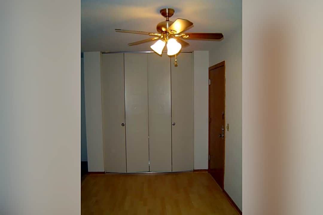 Cambridge Court Apartments 5800 42nd Ave N Minneapolis Mn Apartments For Rent Rent Com