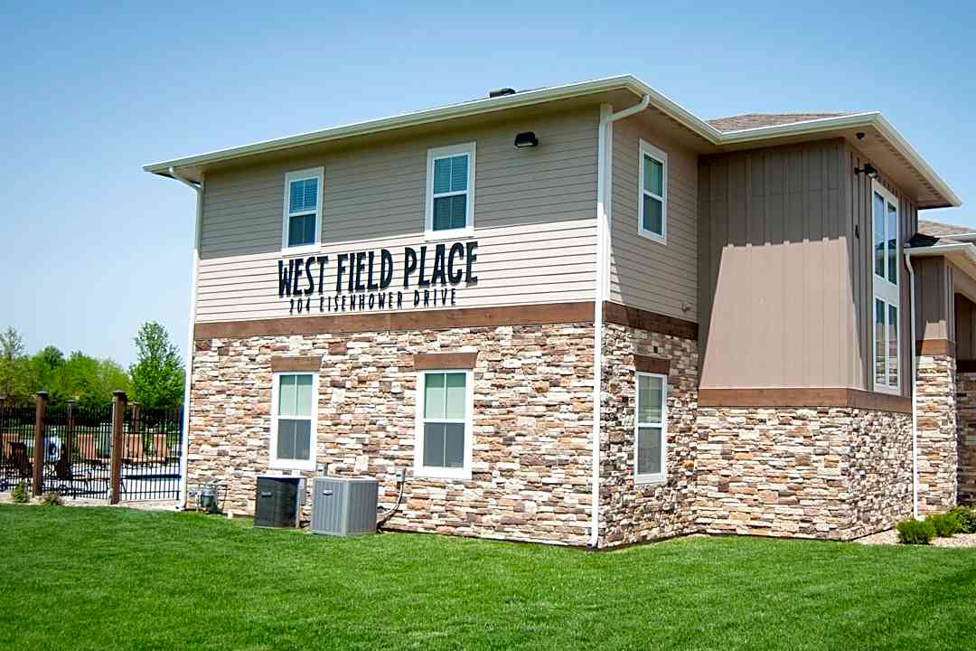 Westfield Place Apartments 204 Eisenhower Dr Lawrence Ks Apartments For Rent Rent Com