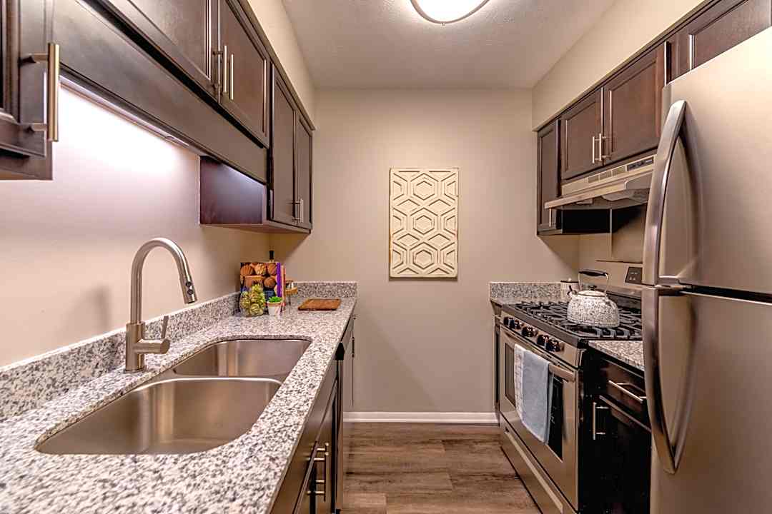 woodbridge apartments of bloomington 3401 e john hinkle pl bloomington in apartments for rent rent com