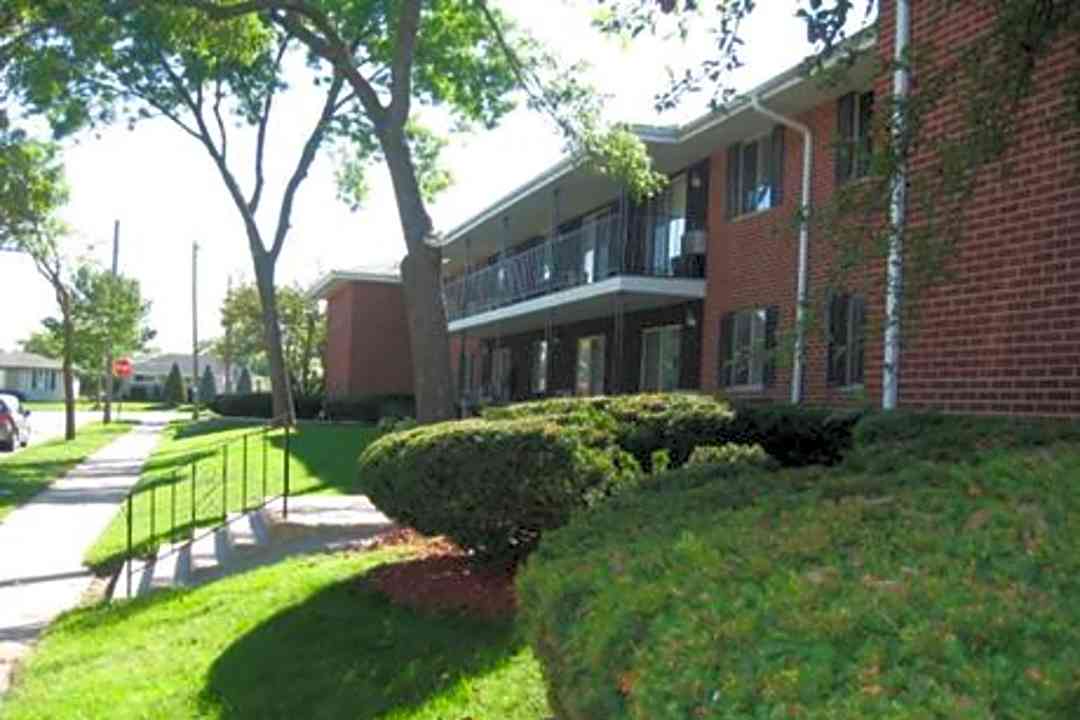 Penn Arms Apartments 7607 West Waterford Avenue Milwaukee Wi Apartments For Rent Rent Com