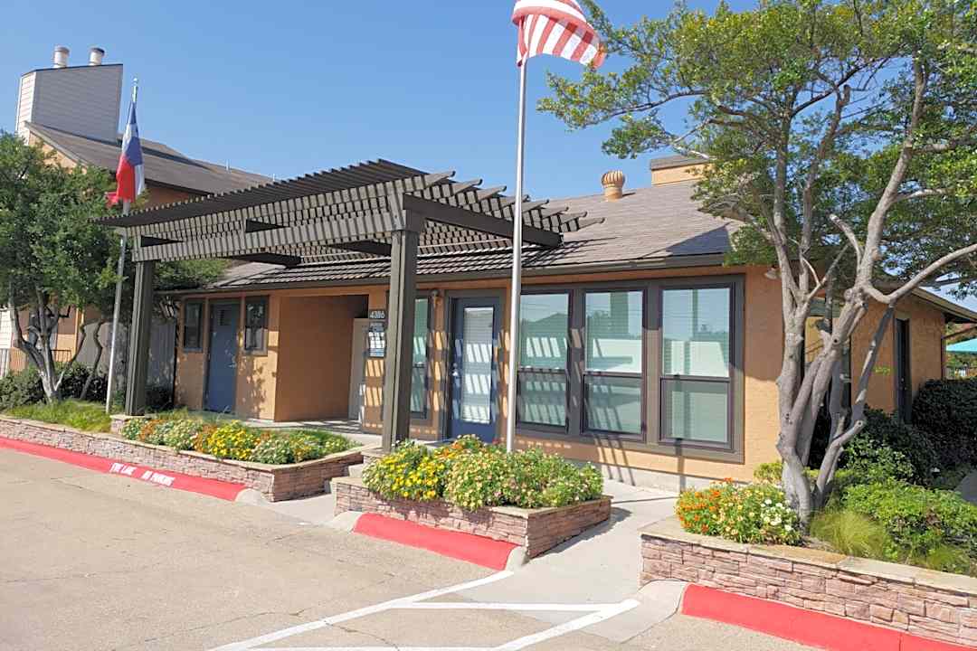 Amber Creek Apartments 4386 Lawrence Dr Garland Tx Apartments For Rent Rent Com