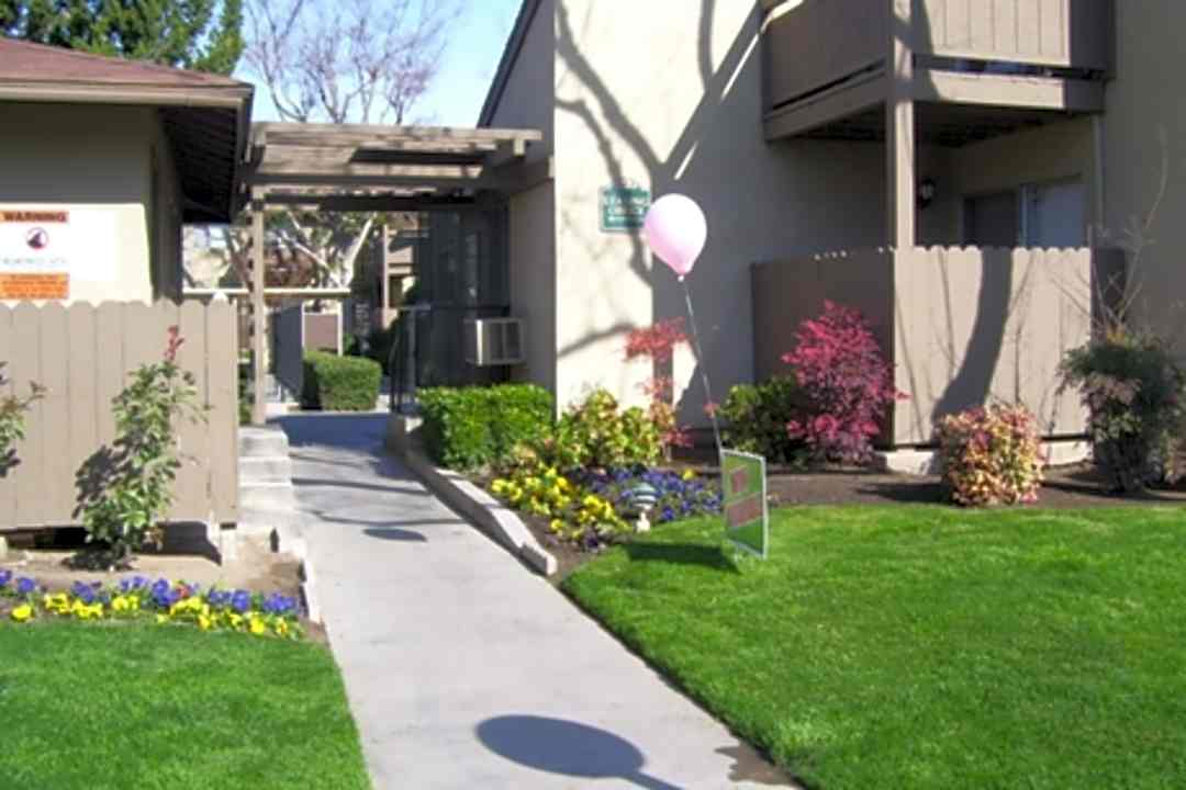 Briarwood Apartments 275 W Alamos Ave Clovis Ca Apartments For Rent Rent Com