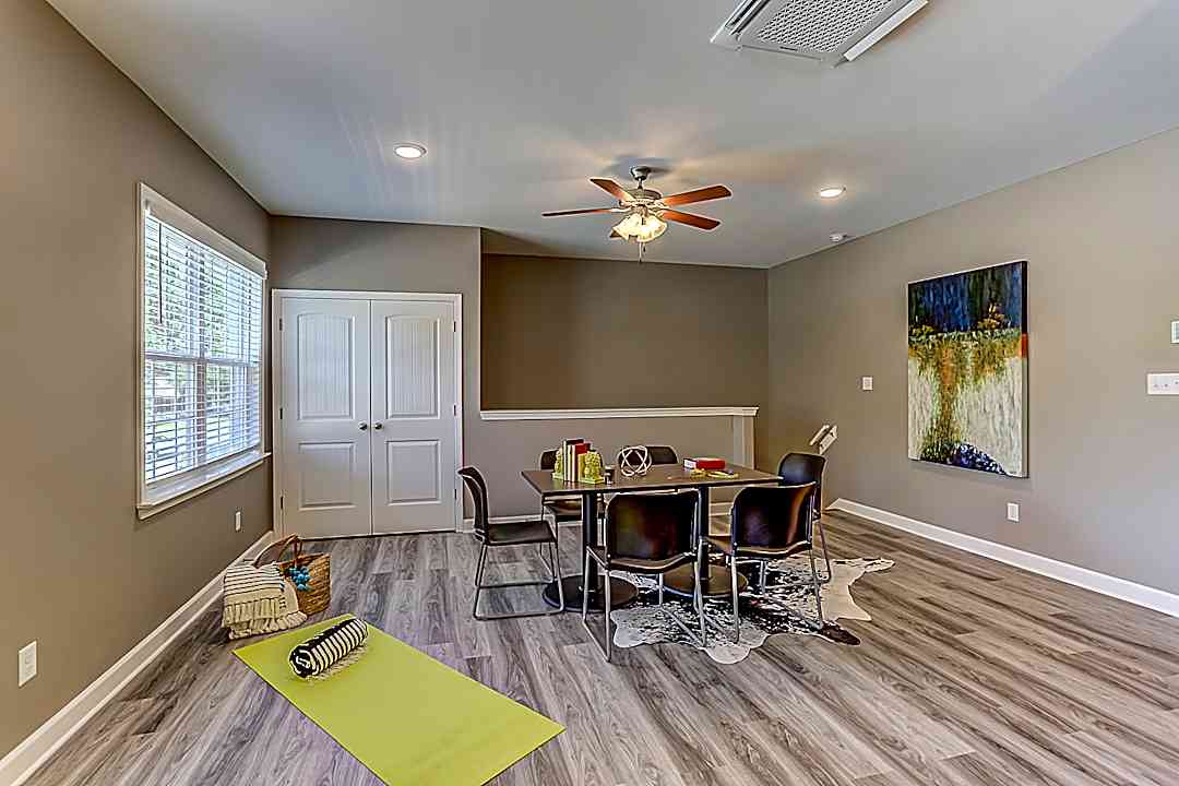 Tiger Estates 3891 Spottswood Avenue Memphis Tn Apartments For Rent Rent Com