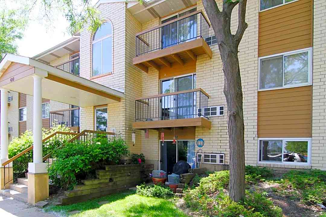 Emhurst Lake Apartments - 1100 Lakehurst Dr Waukegan Il Apartments For Rent Rentcom