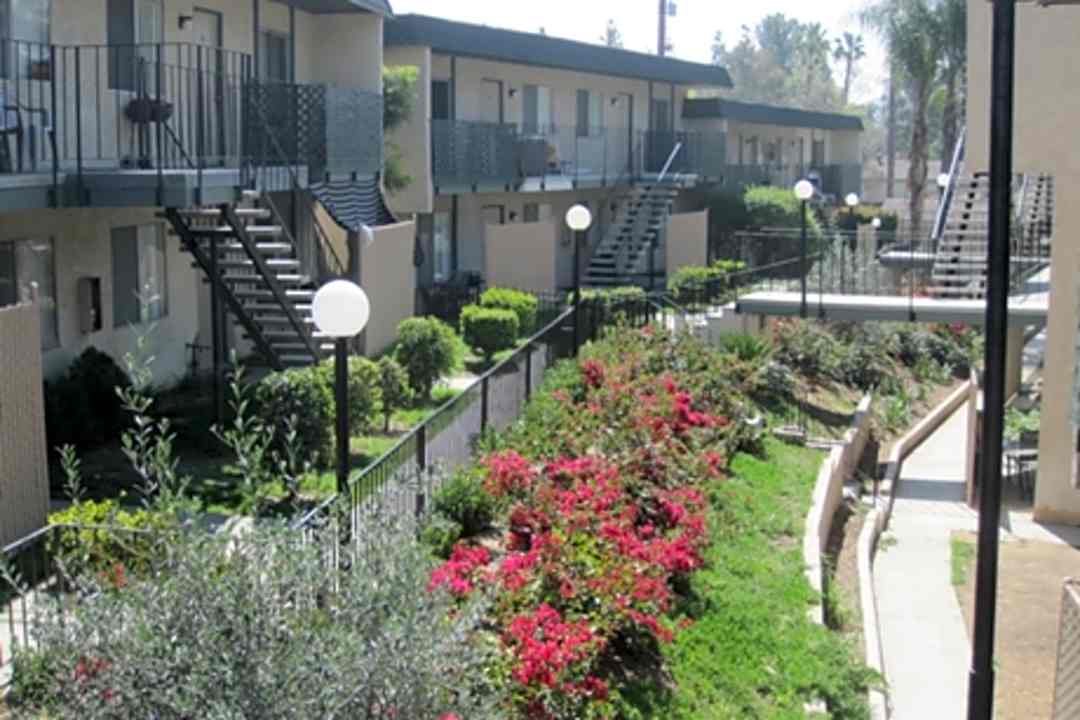 Amber Crest Apartments 5310 Canyon Crest Dr Riverside Ca Apartments For Rent Rent Com
