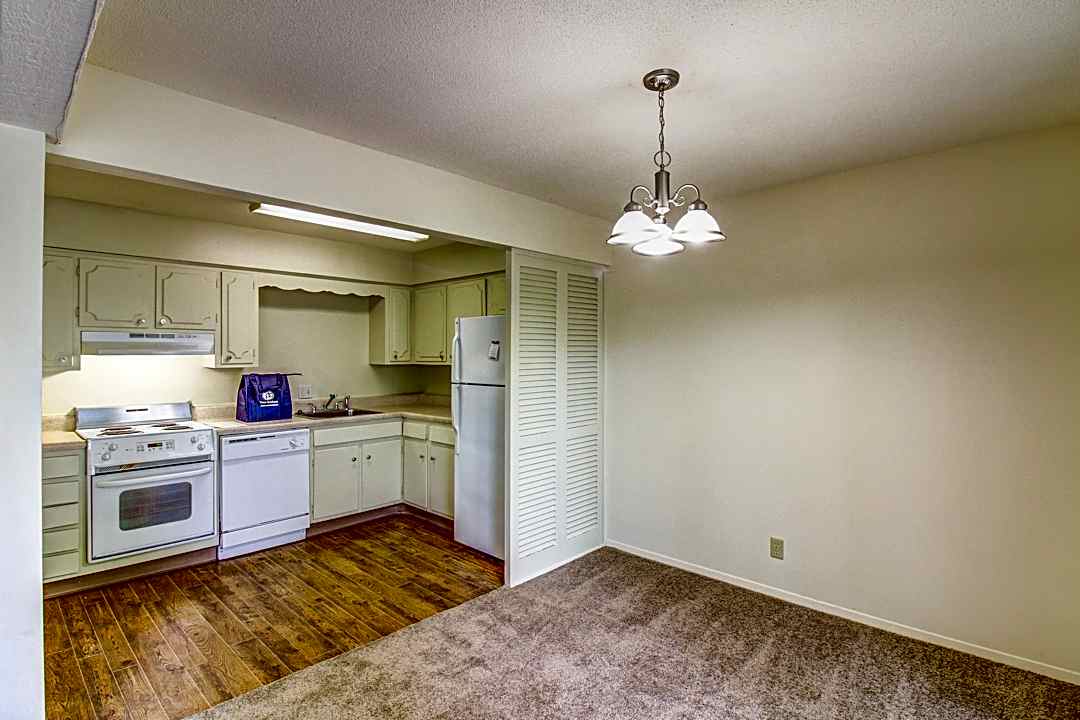 Louisburg Square Apartments Townhomes 9301 Santa Fe Ln Overland Park Ks Apartments For Rent Rent Com