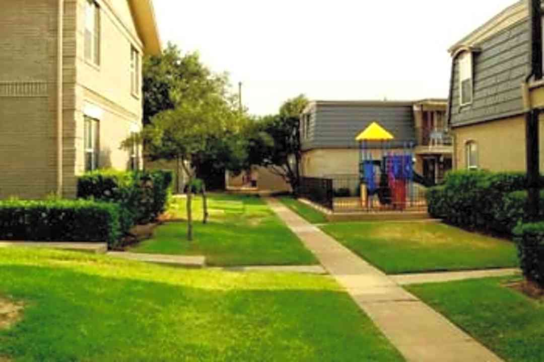 Amherst Oaks 3740 High Vista Drive Dallas Tx Apartments For Rent Rent Com