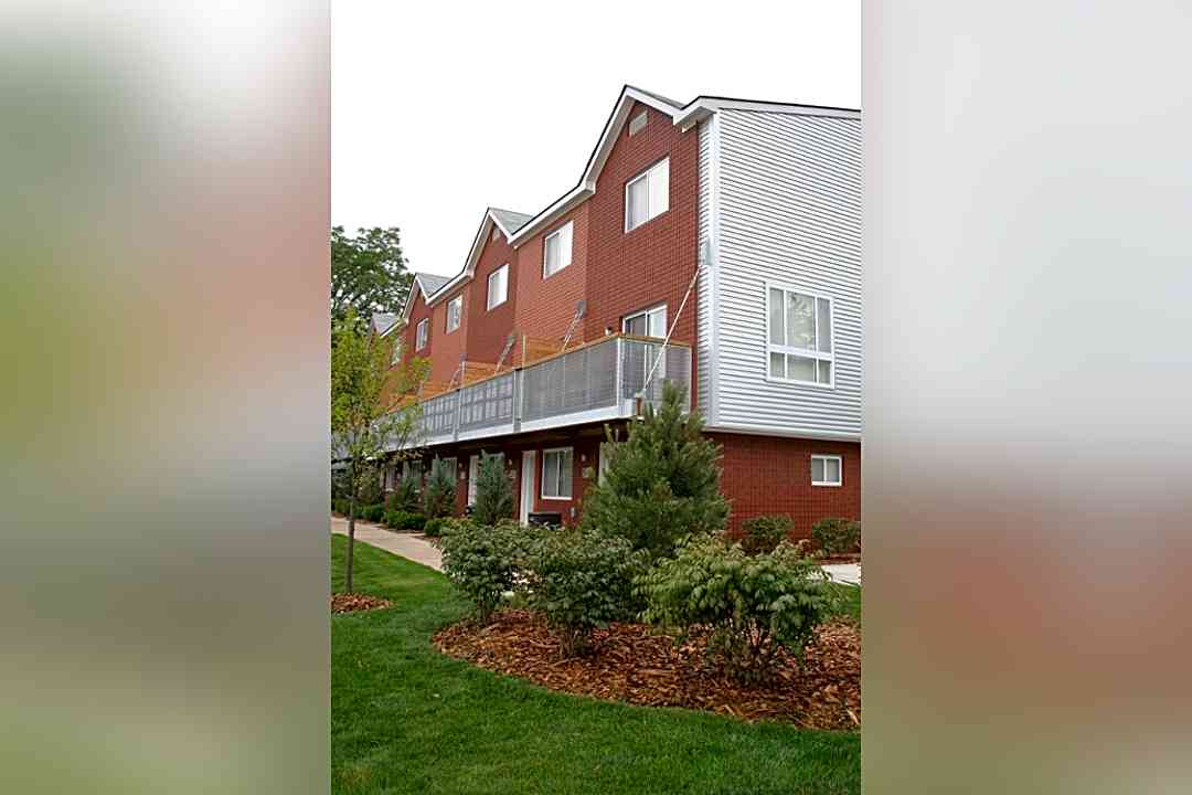 Amber Square Townhomes 501 535 South Crooks Road Clawson Mi Apartments For Rent Rent Com
