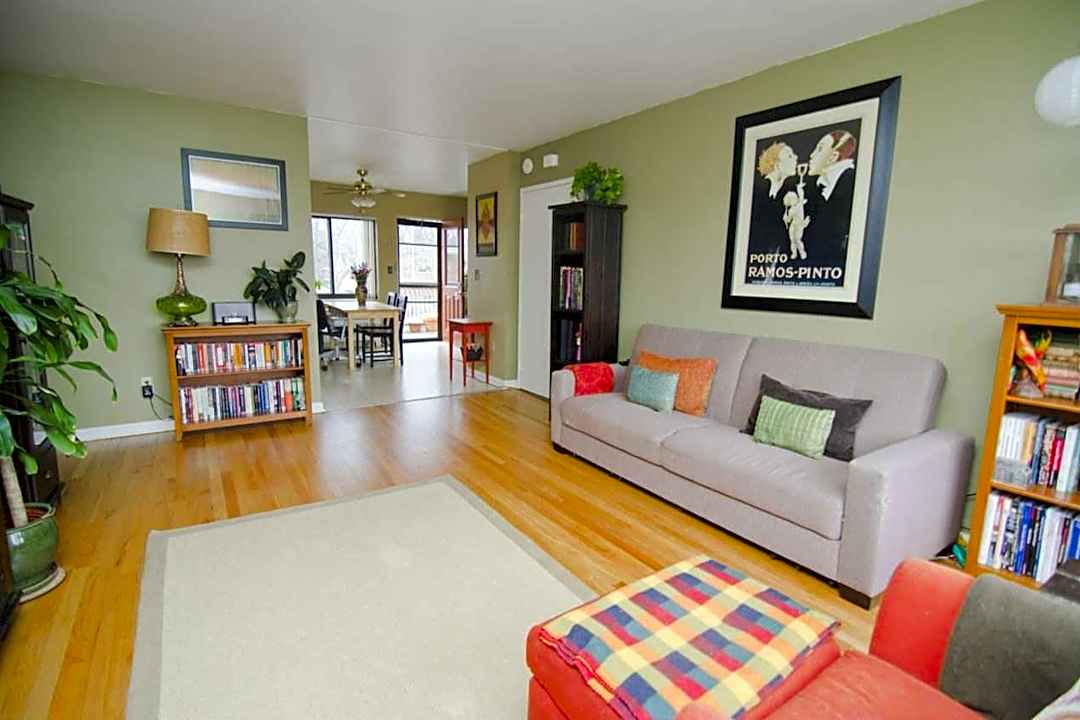 Amber Square Apartments And Townhomes 1026 Downer Ave Lansing Mi Apartments For Rent Rent Com