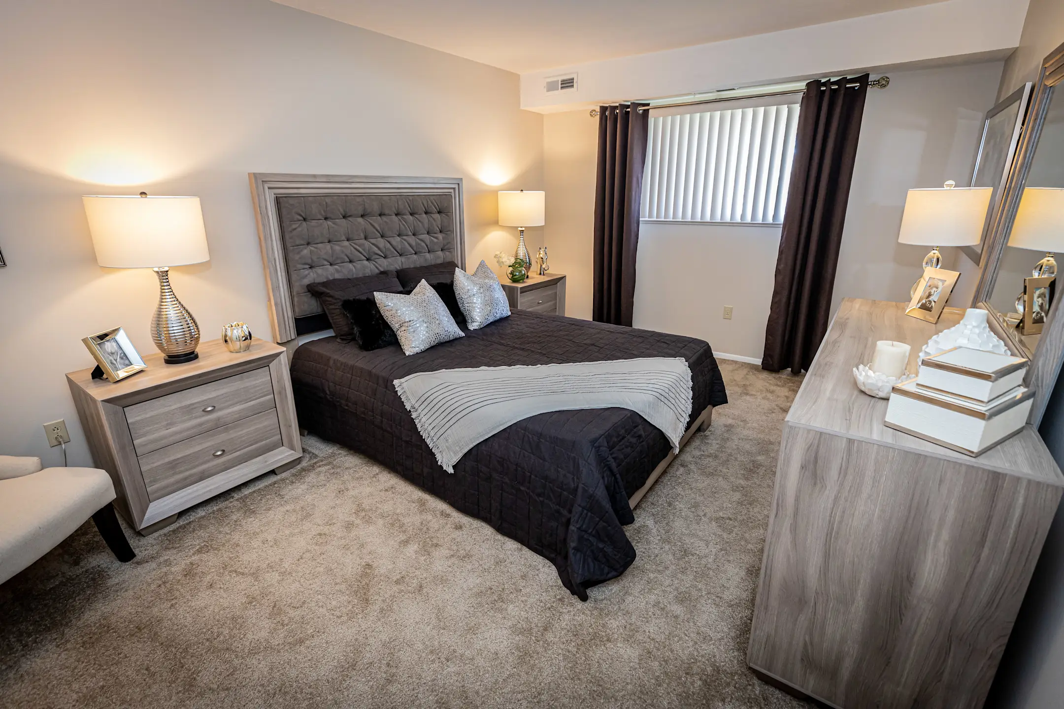 Oakwood Apartments 27080 Oakwood Dr Olmsted Falls, OH Apartments