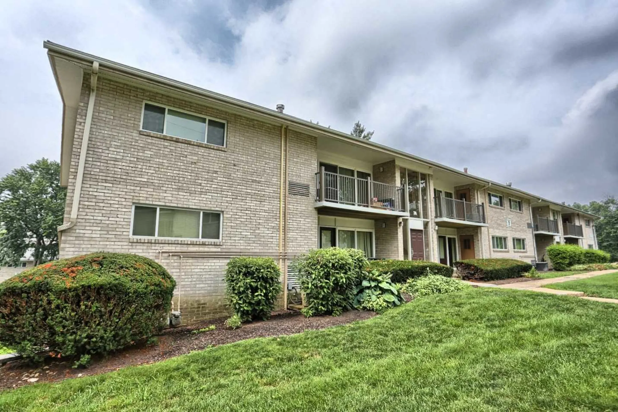 Building - Long Meadows Apartments - Camp Hill, PA
