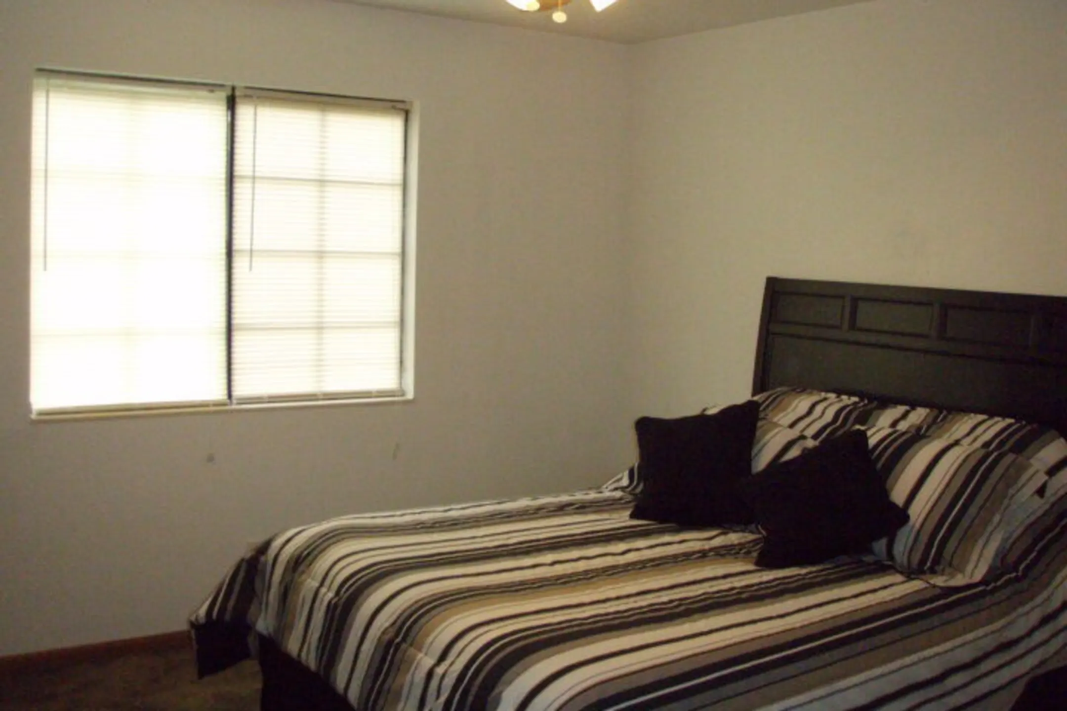 Bedroom - Rockwood Apartments - Shiloh, IL
