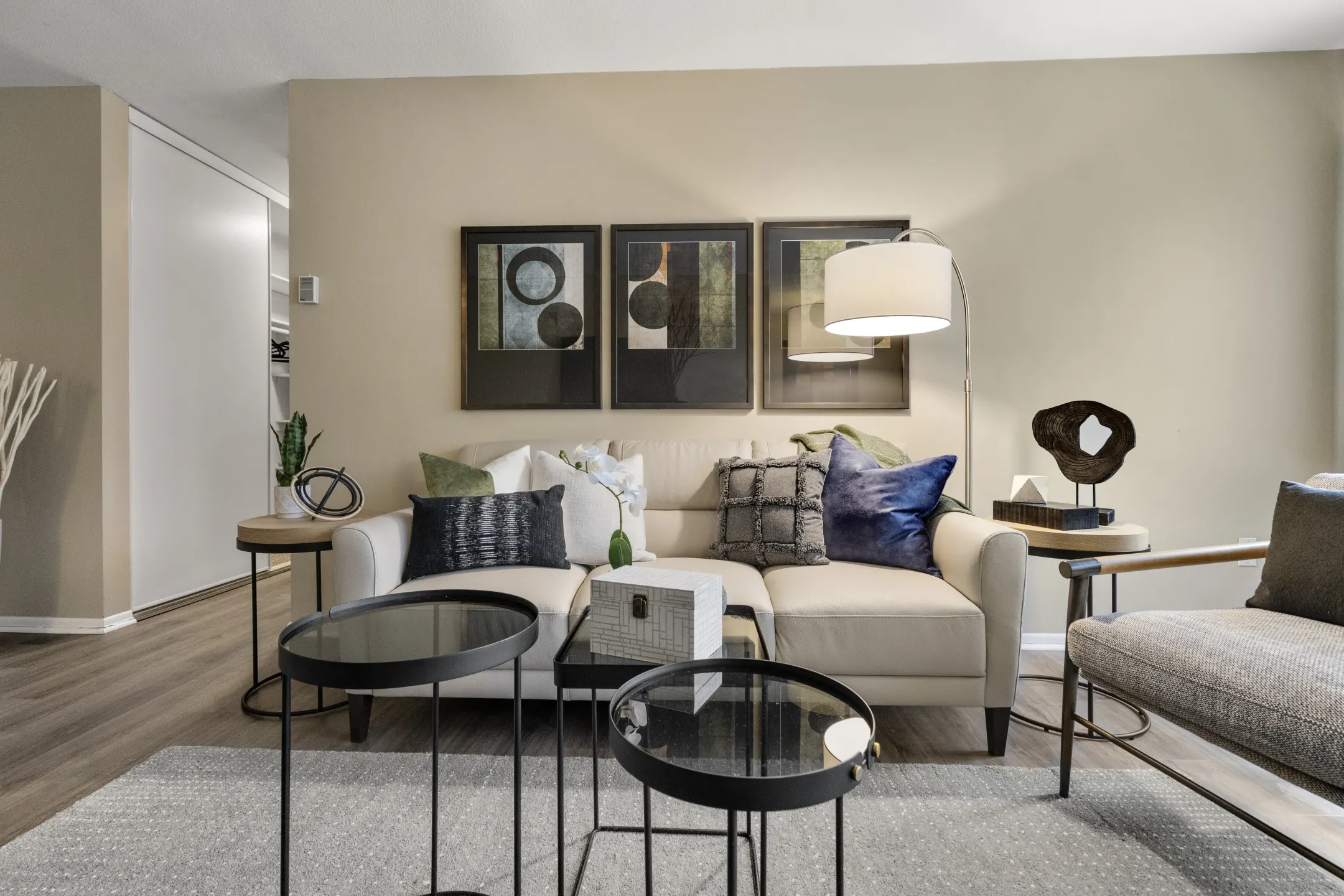 Living Room - Colonial Terrace - Saint Louis Park, MN