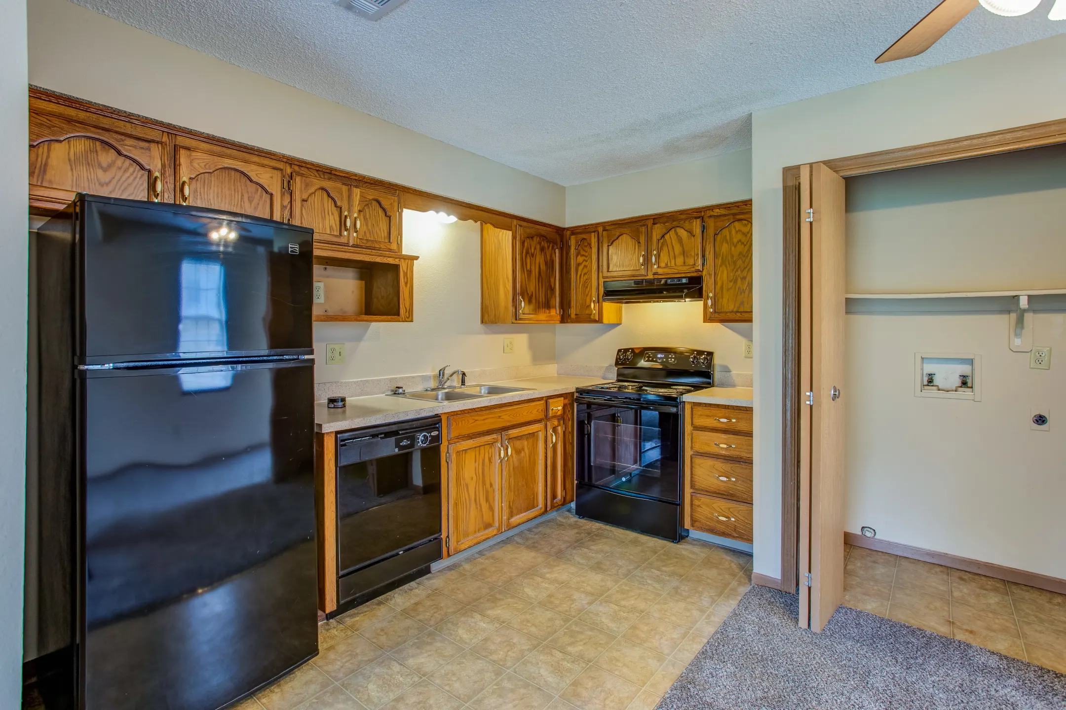 Kitchen - Brookwood Village Townhomes - Blue Springs, MO
