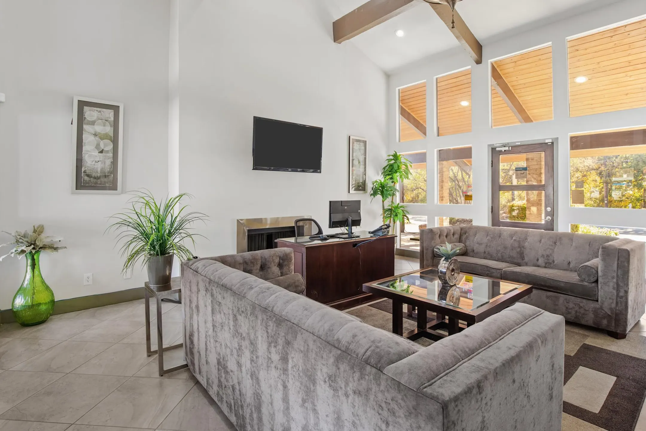 Living Room - Bristol Grapevine Apartments - Grapevine, TX