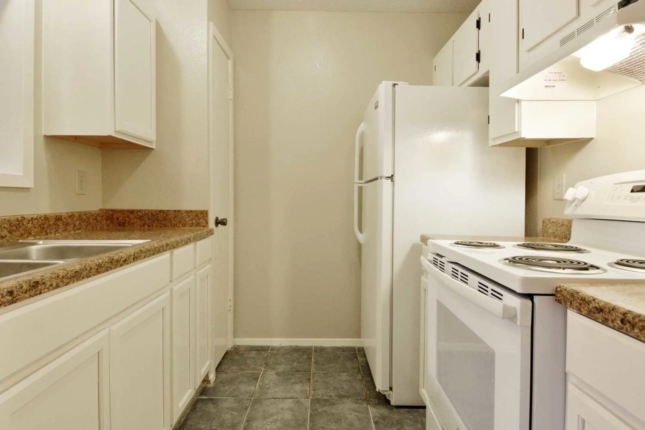 Kitchen - Crossings Apartments - McAllen, TX