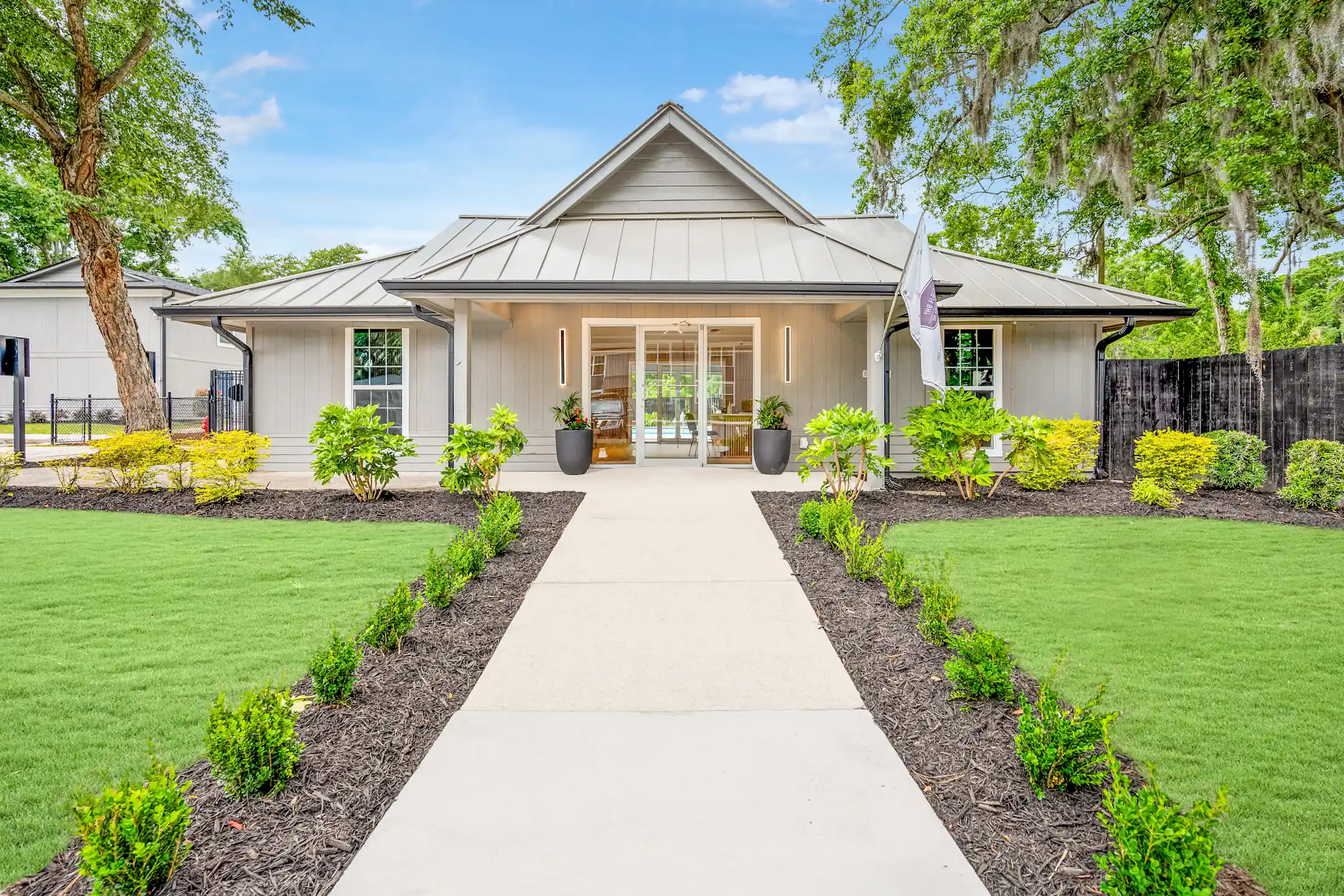 The Flats on Hampstead 200 Hampstead Ave Savannah, GA Townhouses