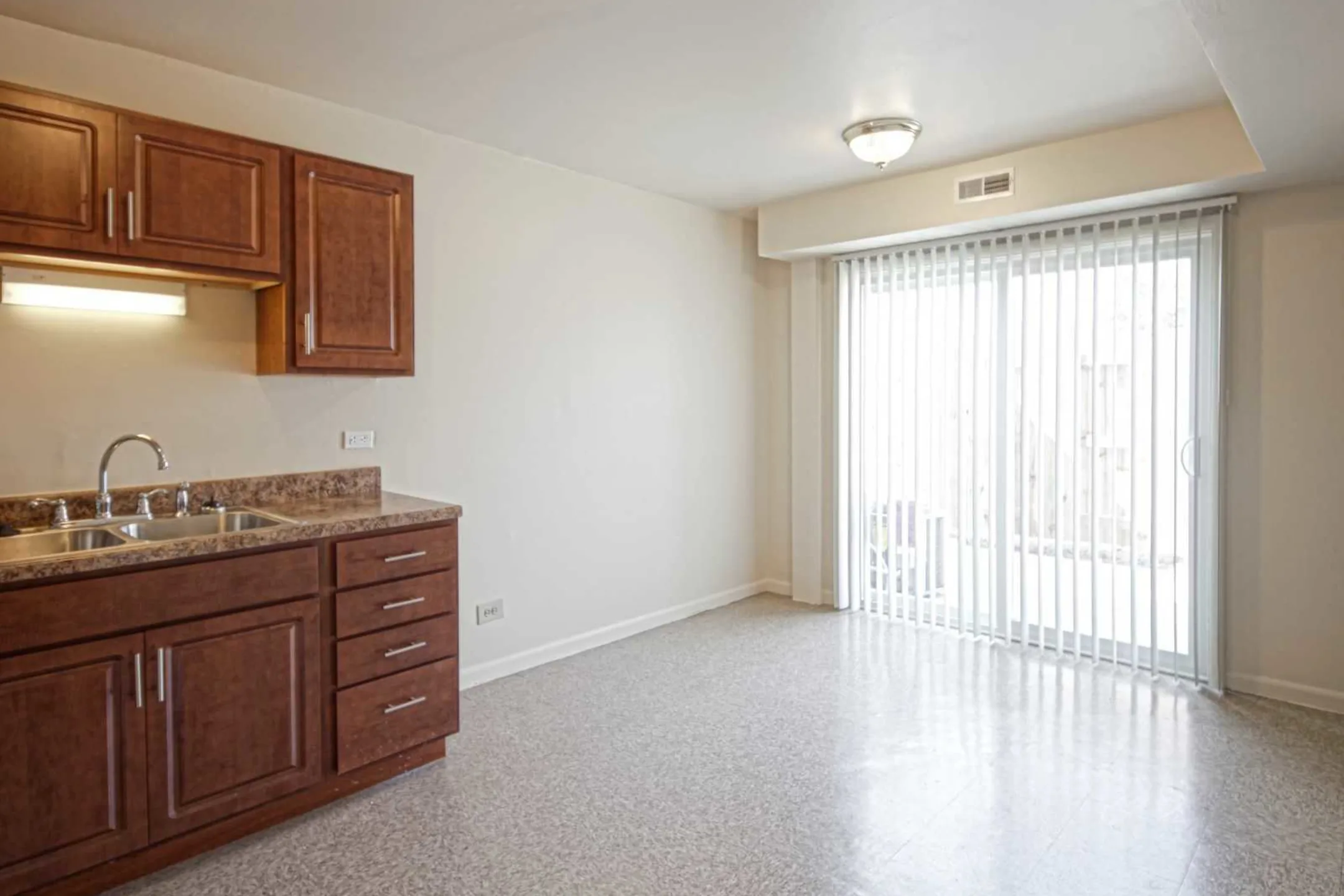 Kitchen - Manchester Knolls - North Chicago, IL