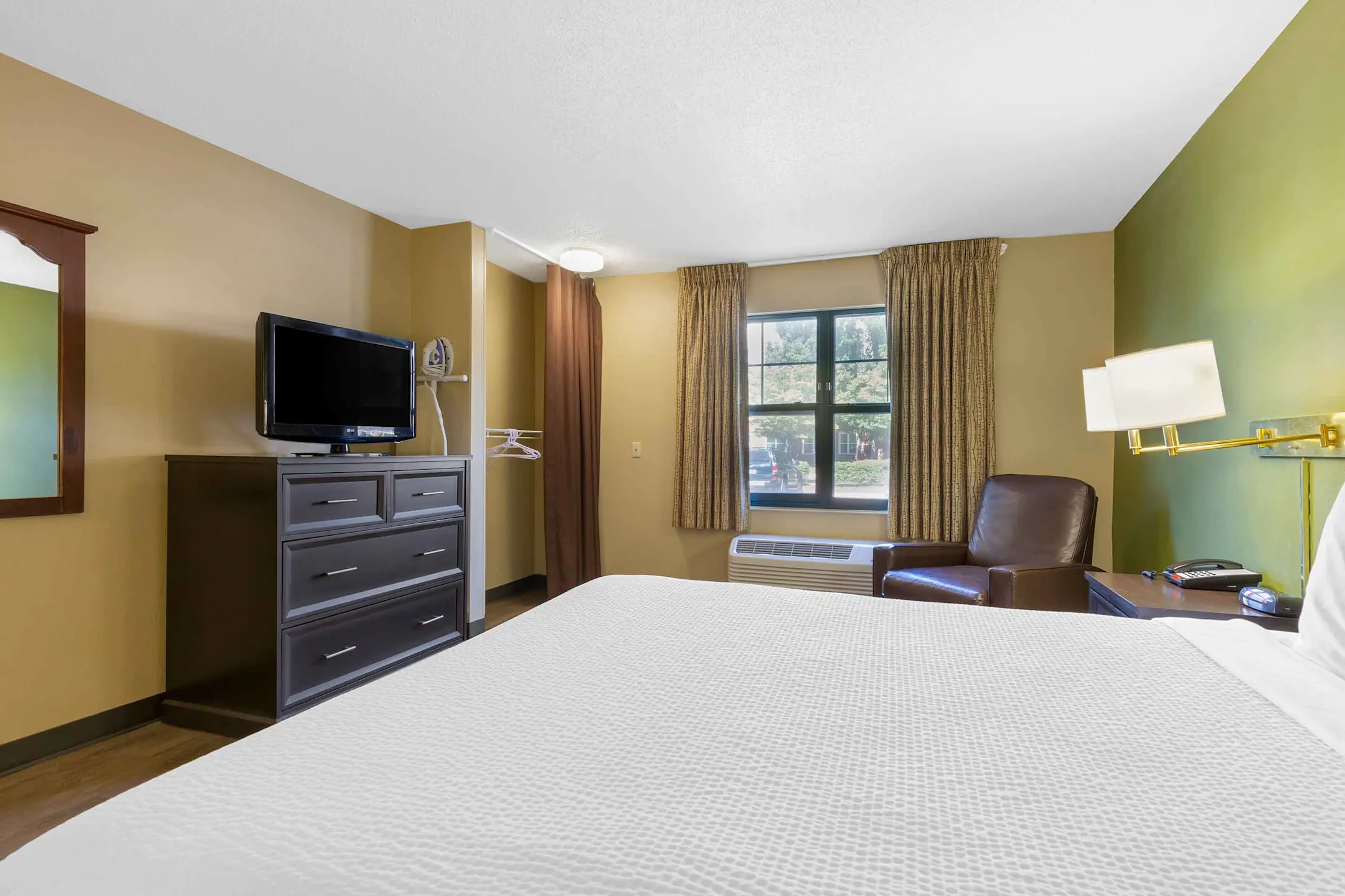 Furnished Studio Chesapeake Churchland Blvd. Apartments